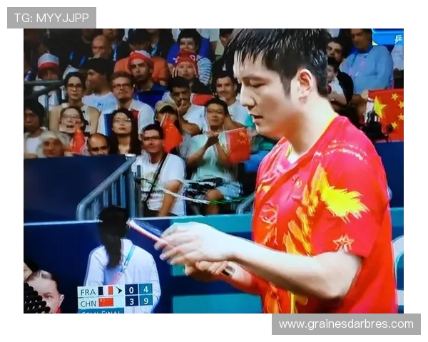 黄健翔首次在角旗区解说比赛 视角独特体验令人难忘 黄健翔首次在角旗区解说比赛 视角独特体验令人难忘