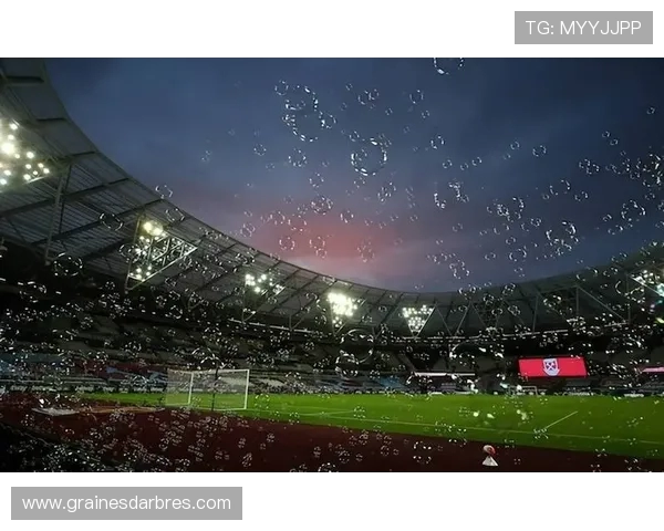 西汉姆球迷抬棺游行抗议管理层决策情绪激烈