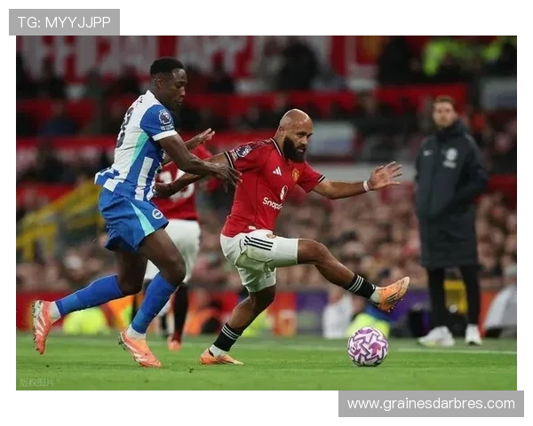 赛后库尼亚与姆伯莫难掩激动在场中深情相拥良久引发全场共鸣